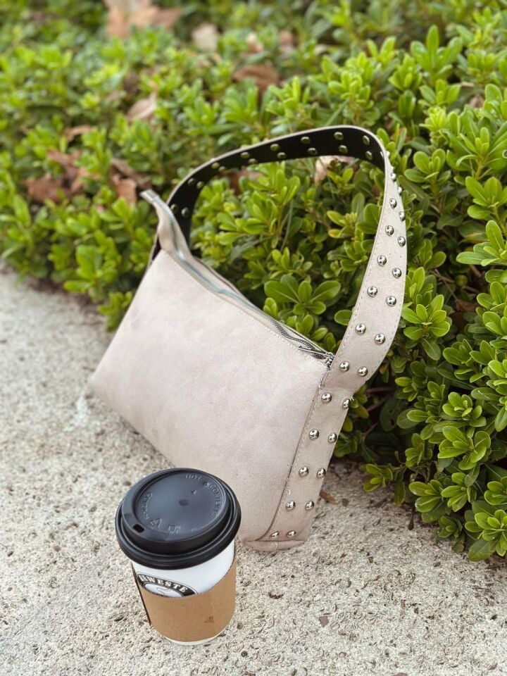 Bahwar Süet Zımbalı Geniş Askılı Tek Bölmeli Omuz Çantası