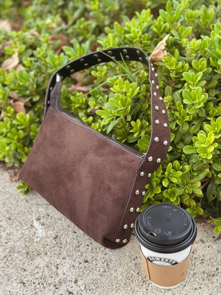 Bahwar Süet Zımbalı Geniş Askılı Tek Bölmeli Omuz Çantası