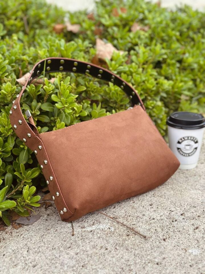 Bahwar Süet Zımbalı Geniş Askılı Tek Bölmeli Omuz Çantası