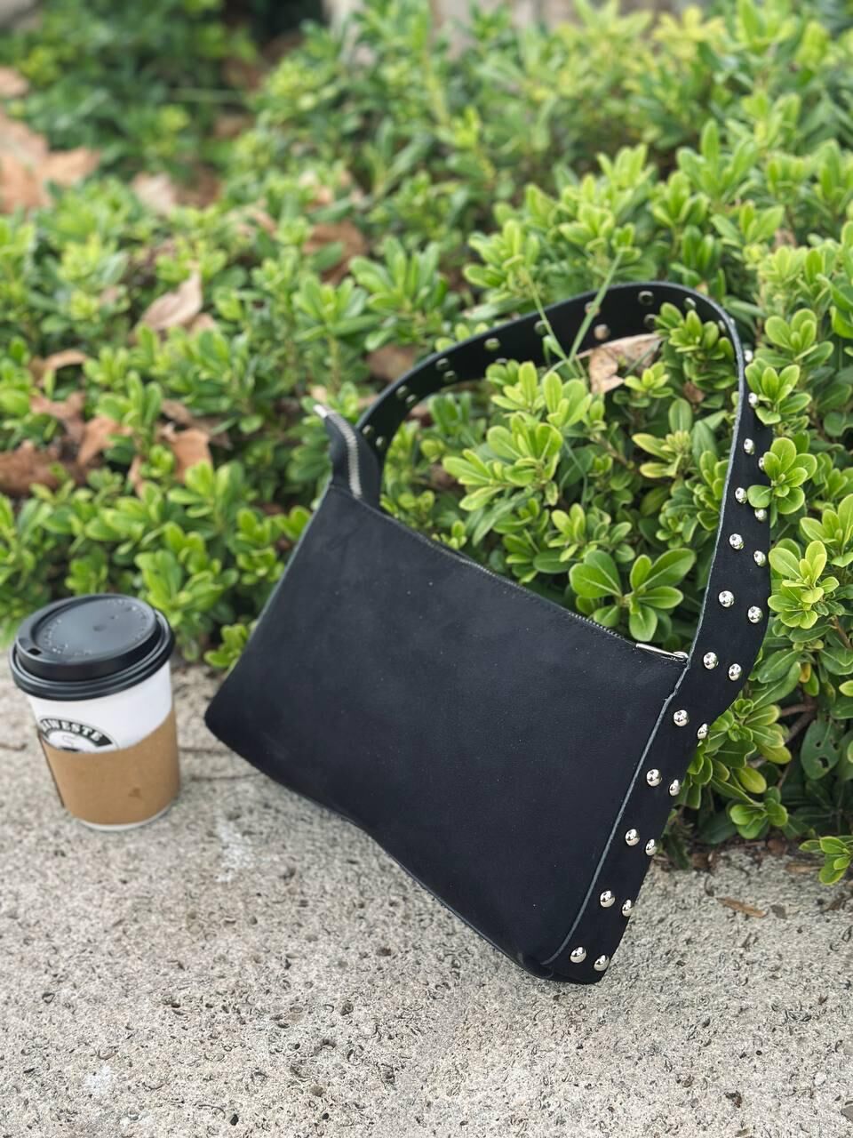 Bahwar Süet Zımbalı Geniş Askılı Tek Bölmeli Omuz Çantası